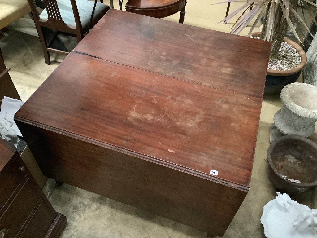 A George III mahogany drop leaf extending dining table, length 166cm extended, width 140cm, height 73cm